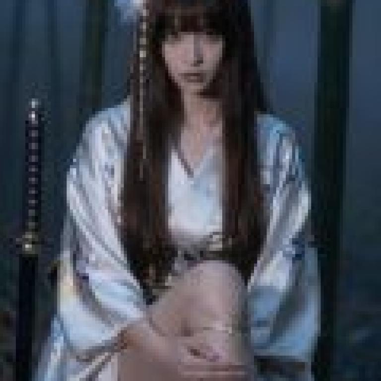 護送公主的旅程，亞洲女子坐在長椅上。