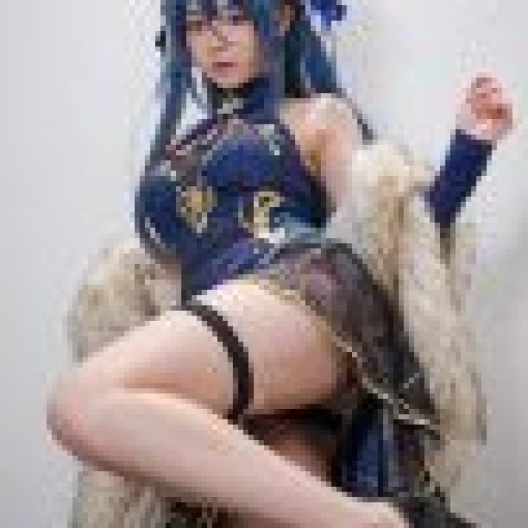 充滿活力的服裝，一位身穿藍色衣服、披著皮草披肩的女士。