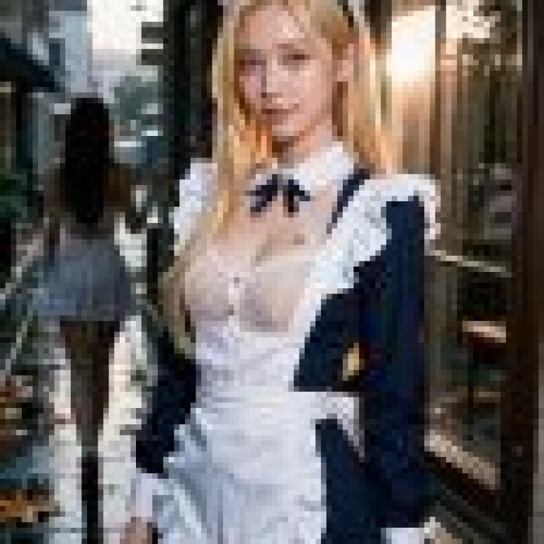 西式風格，一位身穿藍白洋裝、穿著圍裙的女孩。