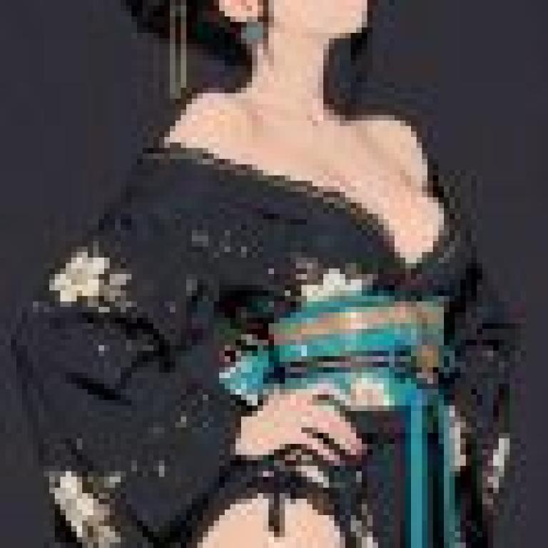 kimono，Woman in black and blue kimono.