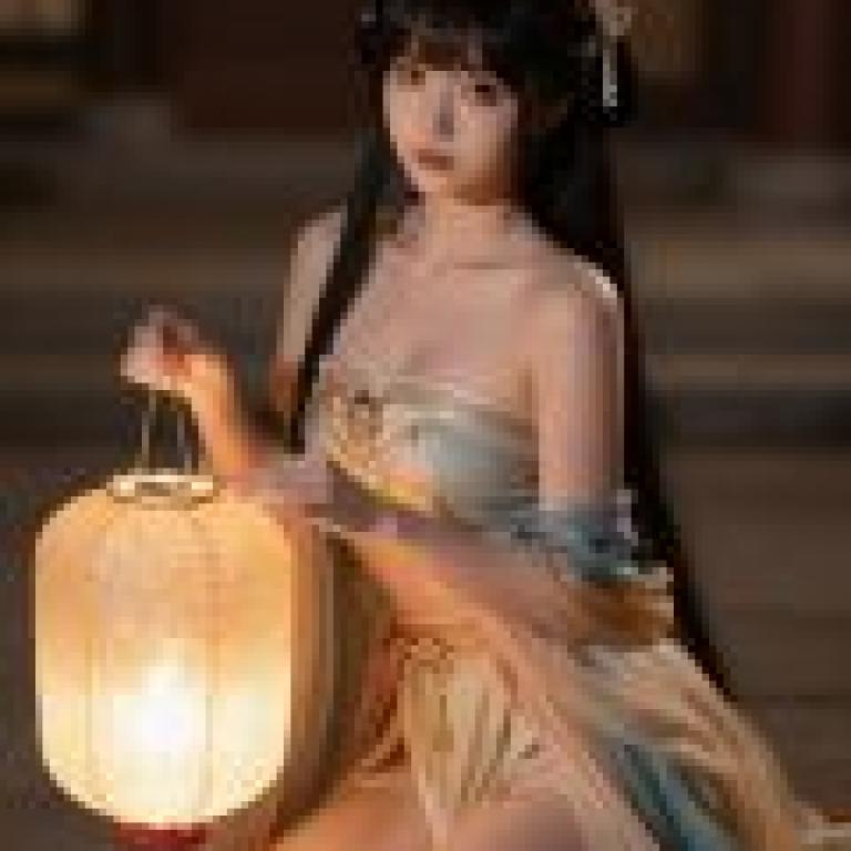 旗袍女神幻想曲，一位手持燈籠的後宮女子。