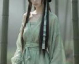 書中的美人，一位黑髮瀏海女子站在竹林前。