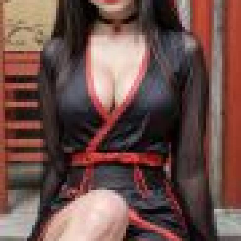 性感中國美女，一位身穿黑色洋裝的女子坐在木頭上。