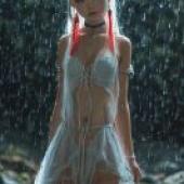 Bun head，The woman is wet.