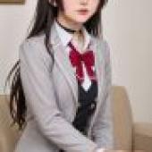 Yuki Suou Alya Sometimes Hides Her Feeling，一名身穿裙子和夾克的亞洲女孩正在對著鏡頭擺姿勢。