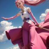 Arche Klein ToPA 女子穿著粉紅色服裝在風中飄揚。