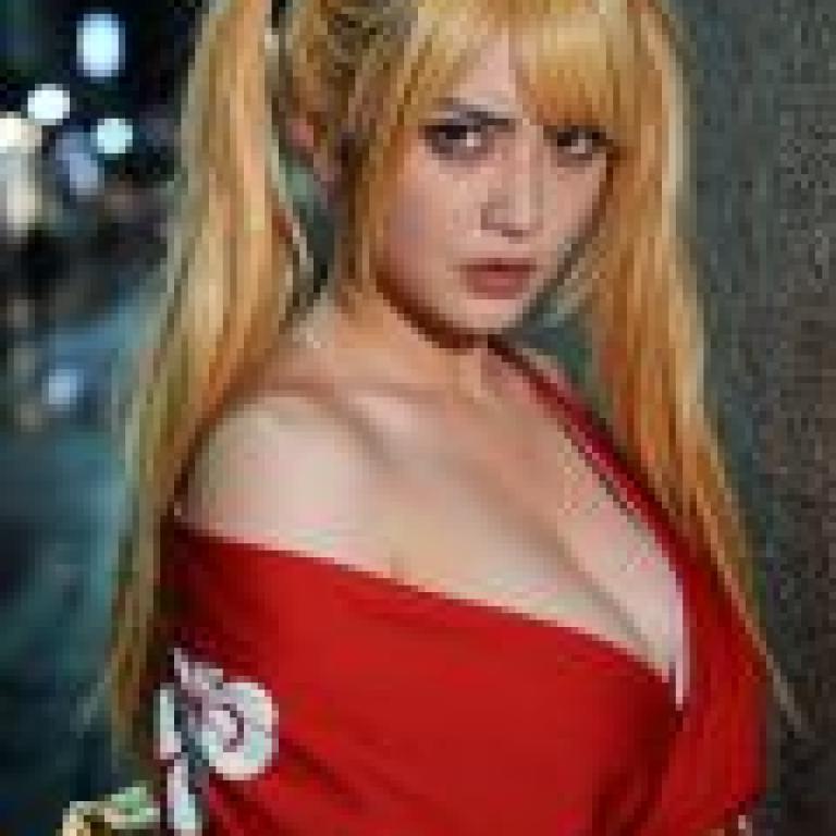 ZIT 01，穿著紅色東方圖案連身裙的女孩。