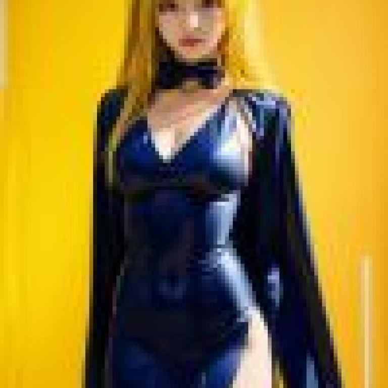 Yami Golden Darkness，Model wearing a blue dress and black collar.