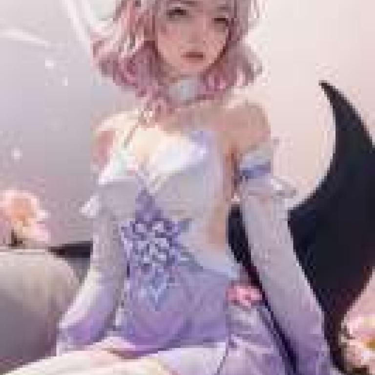 Skyler Davenport，The woman is wearing a purple dress.