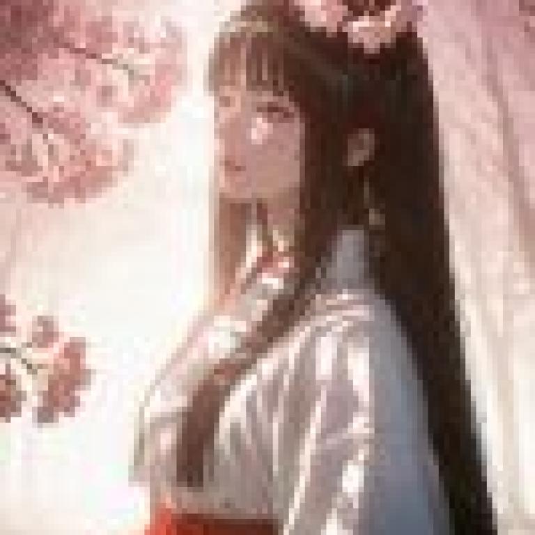 女孩們，一位黑髮年輕女孩身穿白色和服。