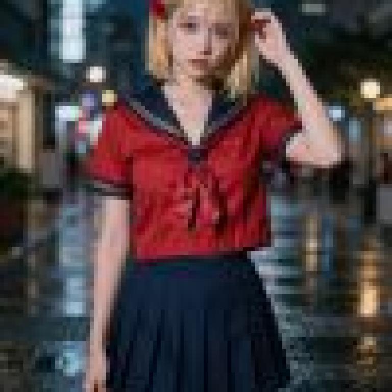 girls，A girl in a red and blue school uniform.