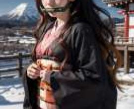 爐門祢豆子，《鬼滅之刃》，身穿黑紅服飾的女子