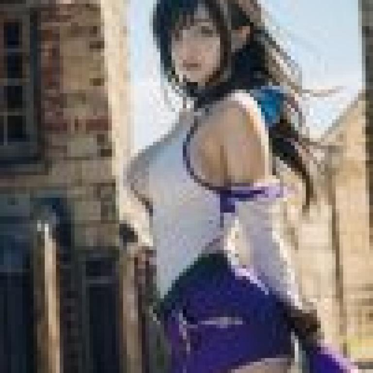 異世界一回合殺戮姐姐，一個穿著動漫服裝的女孩站在外面。