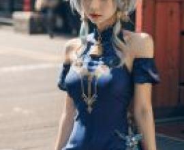 贛狼，原神，身穿藍金相間的中國風長袍，頭戴犄角。