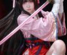 武士少女，身穿紅色洋裝、戴著粉紅色蝴蝶結的女子。