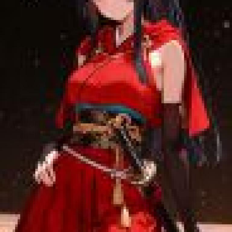 女孩們，一位身穿紅黑服裝的動漫角色扮演女性。