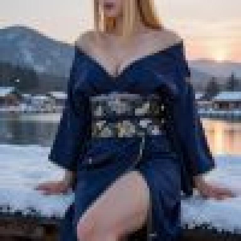 girls，A woman wearing a blue robe.
