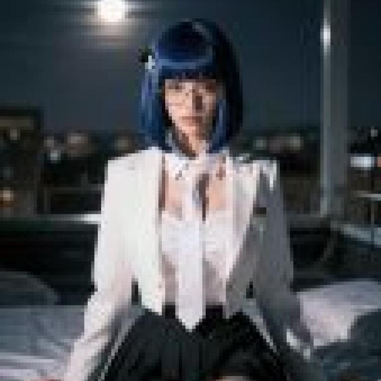 攝影師，一位藍頭髮、戴眼鏡的女士。