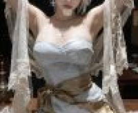 金髮碧眼、身穿飄逸白色長裙的女子，美極了。