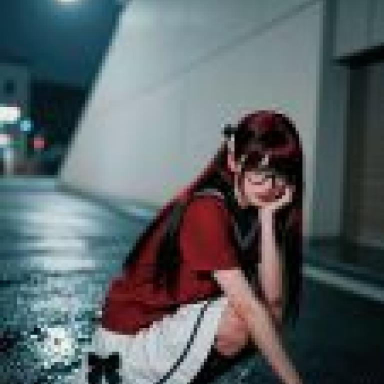 街頭女孩時尚測試，一個女孩坐在街上，繫著領結。