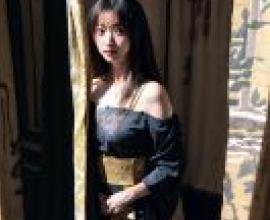 Kyokofukada：一位身穿黑衣的女子站在窗簾前。