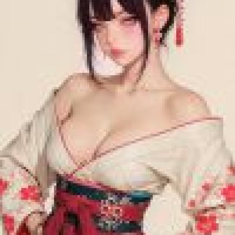 和服，身穿日本傳統服飾、頭髮上戴著紅色花朵的女子。