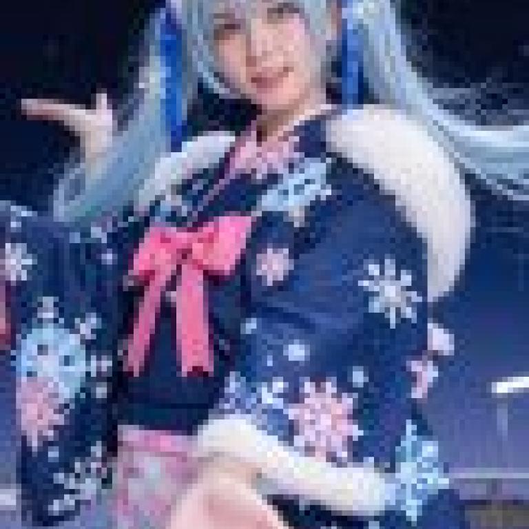 Hatsune Miku，Blue haired girl wearing blue dress with white snowflakes on it.