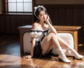 窗前白裙少女 - 免費桌布下載