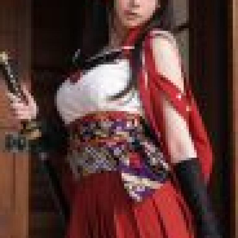 女孩們，身穿紅裙、手持寶劍的女子。