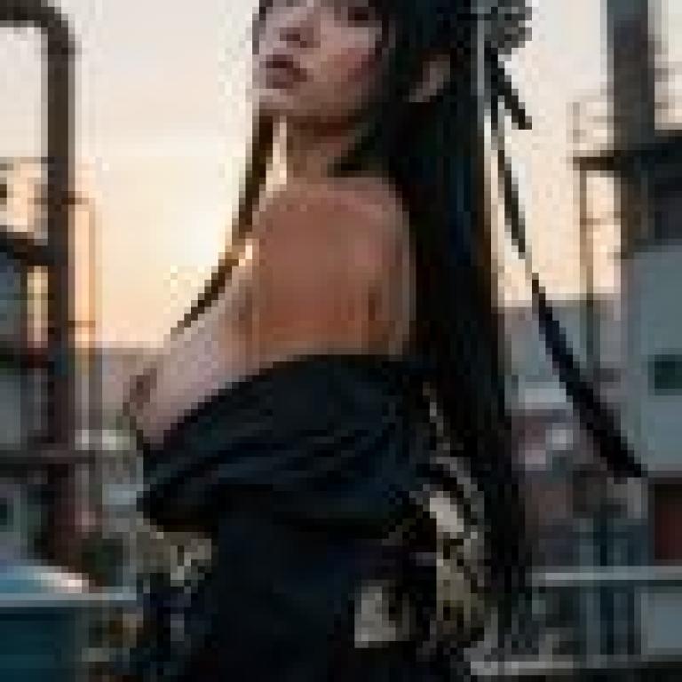 女孩們，這個女孩留著長髮。