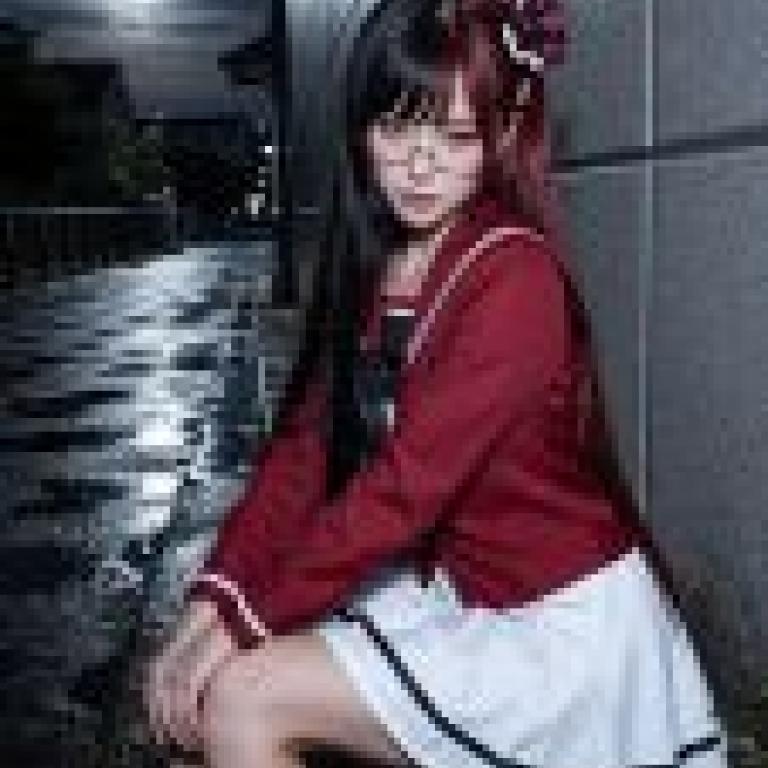 Street Girl Style Test，A girl with glasses and red hair.