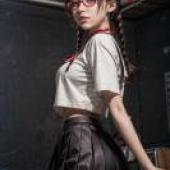 手機桌布，崎宮 ミサキ，屍體如山的死亡遊戲，寫實，一個戴眼鏡、頭髮上戴著紅色蝴蝶結的女孩。