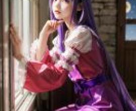 手機桌布，Princess Syalis，Sleepy Princess，寫實，一個穿紫色衣服的女孩坐在窗邊。
