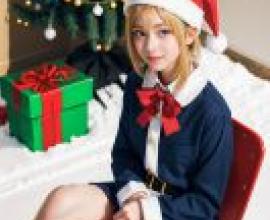 Ijichi Nijika Bocchi the Rock，一個穿著聖誕服裝的女孩坐在紅色椅子上。