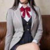 Yuki Suou Alya Sometimes Hides Her Feeling，一個棕色頭髮的女孩坐在沙發上。