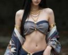 美麗的歷史陰影，一位佩戴金飾、身穿藍色長裙的亞洲女性。