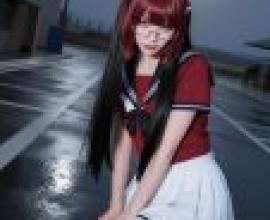 Street Girl Style Test，A girl with red hair sits in front of the moon.