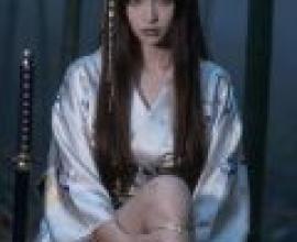 護送公主的旅程，亞洲女子坐在長椅上。